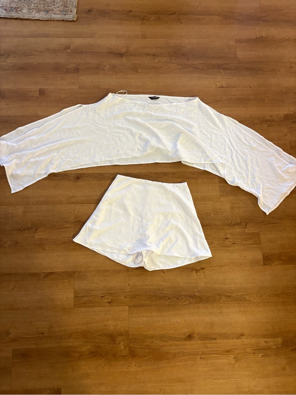 Women’s Poncho like open armed flowy top with matching skort in White